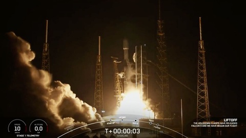 SpaceX phóng thành công 20 vệ tinh Internet lên quỹ đạo Trái đất- Ảnh 1. Cận cảnh khoảnh khắc tên lửa Falcon 9 mang theo 20 vệ tinh Internet lên quỹ đạo Trái đất hôm 3-7 - Ảnh: SPACE