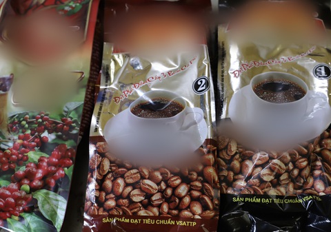 Bắt giám đốc ở TP.HCM làm cà phê giả tiêu thụ tại Đắk Nông- Ảnh 4. Tang vật từ vụ làm cà phê giả - Ảnh: M.Q.