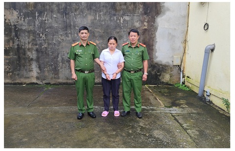 Sát hại chồng bằng nước cây lá ngón rồi bỏ trốn sang Trung Quốc lấy chồng khác- Ảnh 1. Thào Thị Chía (áo trắng) bị bắt sau gần 10 năm lẩn trốn - Ảnh: Công an tỉnh Lai Châu