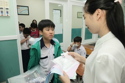 4.301 học sinh lớp 5 làm khảo sát để tranh suất vào lớp 6 Trường Trần Đại Nghĩa- Ảnh 2. Thí sinh làm thủ tục vào phòng khảo sát dự tuyển vào lớp 6 Trường THCS-THPT Trần Đại Nghĩa - Ảnh: NHƯ HÙNG