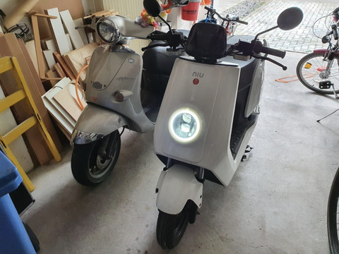 Biến Vespa thành xe máy điện, chủ xe vui vì được 'gãi ngứa'- Ảnh 1. Hai chiếc xe máy có trong nhà của Doug - Ảnh: Doug Kingham/The Autopian
