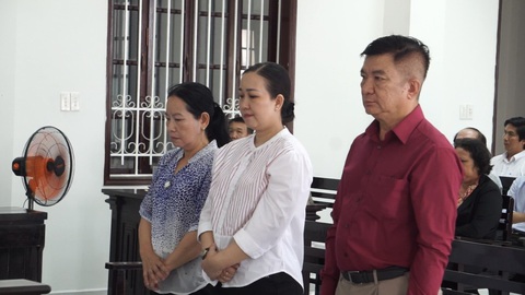 Gây thiệt hại 12,3 tỉ đồng, cựu cán bộ bệnh viện hưởng án treo- Ảnh 1. Nhóm bị cáo gây thiệt hại của Nhà nước 12,3 tỉ đồng - Ảnh: E.N.