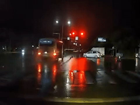 Xe khách vượt đèn đỏ, tông lật xe tải rồi bỏ đi- Ảnh 1. Chiếc xe khách vượt đèn đỏ, tông lật ô tô tải - Ảnh: T.L.