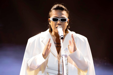 Rapper Wowy xuất hiện với 'giao diện' hiền queo, tóc dài khác lạ- Ảnh 4. Mái tóc Wowy khác lạ khi nam rapper xuất hiện trong đêm nhạc cuối năm 2023