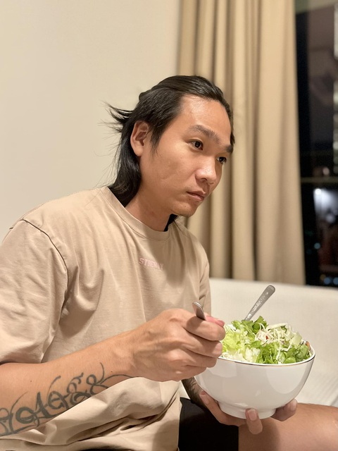Rapper Wowy xuất hiện với 'giao diện' hiền queo, tóc dài khác lạ- Ảnh 6. Hình ảnh đời thường của Wowy với tóc dài.