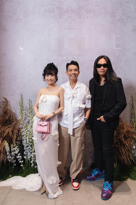 Rapper Wowy xuất hiện với 'giao diện' hiền queo, tóc dài khác lạ- Ảnh 3. Hình ảnh mới nhất với 'giao diện' khác lạ được rapper Wowy đăng tải. Anh còn dí dỏm hỏi ý kiến cư dân mạng về mái tóc