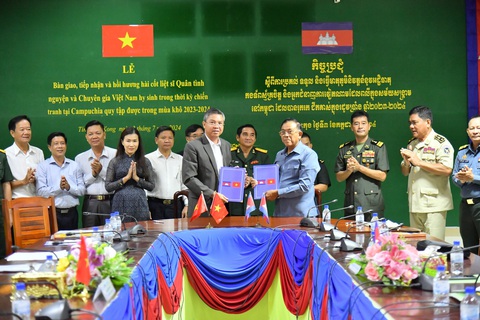Kiên Giang tiếp nhận 10 bộ hài cốt liệt sĩ ở Campuchia- Ảnh 1. Ông Nguyễn Lưu Trung (bên trái) - phó chủ tịch UBND tỉnh Kiên Giang - ký tiếp nhận 10 bộ hài cốt liệt sĩ hy sinh trên đất bạn Campuchia - Ảnh: LÊ VŨ