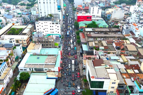 Đề xuất làm đường trên cao trên quốc lộ 13 qua Đinh Bộ Lĩnh, Xô Viết Nghệ Tĩnh- Ảnh 3. Đường Đinh Bộ Lĩnh (quận Bình Thạnh, TP.HCM) ken đặc xe cộ vào giờ cao điểm - Ảnh: TIẾN QUỐC
