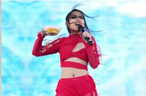 Tại sao xôi xoài là một trong những món ăn mùa hè được yêu thích nhất ở Thái Lan?- Ảnh 5. Rapper Milli cầm bát xôi xoài tại lễ hội âm nhạc Coachella 2022 ở California - Ảnh: CNN