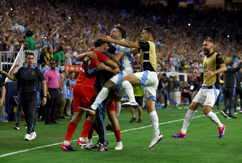 Messi đá hỏng phạt đền, Argentina vẫn vào bán kết sau loạt đá luân lưu ở Copa America 2024- Ảnh 1. Niềm vui của Argentina sau chiến thắng ở loạt sút luân lưu 11m - Ảnh: Reuters