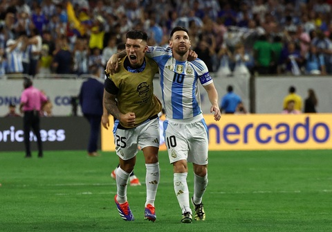 Messi nói gì sau khi sút hỏng phạt đền?- Ảnh 1. Messi cùng Lisandro Martinez ăn mừng sau chiến thắng ở loạt sút luân lưu - Ảnh: Reuters