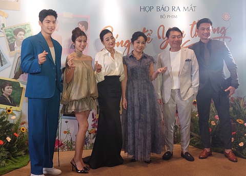 Các diễn viên trong buổi ra mắt phim Sống để yêu thương - Ảnh: HOÀNG LÊ Các diễn viên trong buổi ra mắt phim Sống để yêu thương - Ảnh: HOÀNG LÊ
