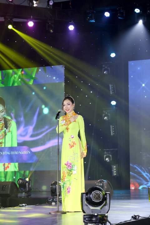 Nữ đạo diễn 'triệu view' Vivian Nguyên gây bất ngờ với danh hiệu Á hậu- Ảnh 5. Nữ đạo diễn 'triệu view' Vivian Nguyên gây bất ngờ với danh hiệu Á hậu- Ảnh 5.