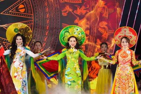 Nữ đạo diễn 'triệu view' Vivian Nguyên gây bất ngờ với danh hiệu Á hậu- Ảnh 2. Nữ đạo diễn 'triệu view' Vivian Nguyên gây bất ngờ với danh hiệu Á hậu- Ảnh 2.