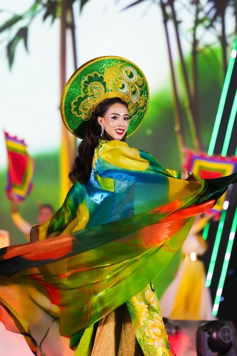 Nữ đạo diễn 'triệu view' Vivian Nguyên gây bất ngờ với danh hiệu Á hậu- Ảnh 10. Nữ đạo diễn 'triệu view' Vivian Nguyên gây bất ngờ với danh hiệu Á hậu- Ảnh 10.