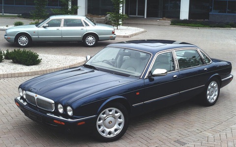Lạ lùng chuyện làng xe: Volvo đi lùi, Peugeot làm 911- Ảnh 9. Daimler thuộc về Jaguar: Dù Daimler từng là tên tập đoàn mẹ của Mercedes-Benz, trên thực tế tên gọi Daimler thuộc quyền sở hữu của Jaguar Land Rover - công ty có tiền nhiệm ban đầu đã mua lại tên gọi này từ tận 1895. Tuy nhiên, Jaguar đồng ý cho Daimler sử dụng tên trên làm tên công ty. Dù vậy hãng có thể lấy lại để bán xe dưới tên thương hiệu này bất cứ lúc nào - Ảnh: Autocar