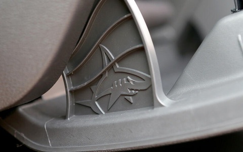 Lạ lùng chuyện làng xe: Volvo đi lùi, Peugeot làm 911- Ảnh 5. Nếu chú tâm quan sát cabin nhiều mẫu xe của Opel, người dùng sẽ phát hiện một biểu tượng cá mập ngẫu nhiên ở đâu đó. Trên thực tế, kể cả hãng cũng không biết được biểu tượng này xuất xứ chính xác từ đâu và từ lâu đã chấp nhận yếu tố này trên xe. Có một vài tin đồn xoay quanh việc các nhà thiết kế hãng đã có một màn cá cược rằng ai có thể đưa biểu tượng này vượt qua các khâu kiểm tra để có mặt trên xe thành phẩm - Ảnh: Autocar