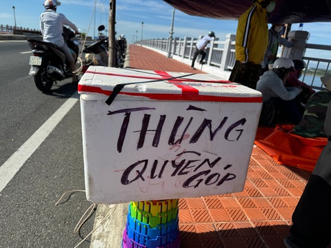 Tìm thấy thi thể người cha trong vụ cha ôm con nhảy cầu ở Hội An- Ảnh 1. Người dân mở thùng quyên góp hỗ trợ thân nhân - Ảnh: LÊ TRUNG