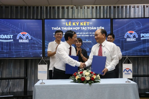 TP.HCM 'số hóa' để lên kịch bản vận hành tuyến metro số 1- Ảnh 1. Ngày 5-7, lãnh đạo Công ty TNHH MTV Đường sắt đô thị số 1 (bên phải) ký kết phối hợp với Công ty Portcoast thực hiện