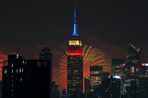 Người dân Mỹ nô nức mừng Ngày Quốc khánh 4-7- Ảnh 2. Tòa nhà Empire State thắp đèn theo màu cờ của nước Mỹ nhân Ngày Quốc khánh Mỹ