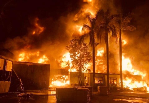 Cháy công ty bao bì ở Vĩnh Phúc, 'biển lửa' cùng cột khói cuồn cuộn bốc cao hàng trăm mét- Ảnh 3. Lửa bốc cháy dữ dội tại công ty bao bì ở TP Phúc Yên - Ảnh: Người dân cung cấp
