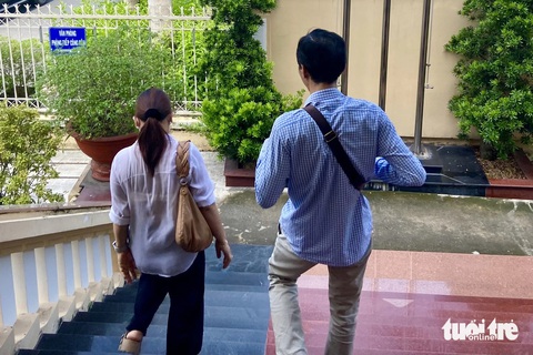 Khởi kiện Công an quận 7 vì cho rằng mình là nạn nhân nhưng bị xử phạt hành chính- Ảnh 1. Bà Th. ra về và cho hay sẽ kháng cáo bản án sơ thẩm mà Tòa án nhân dân quận 7 đã tuyên - Ảnh: KHẮC HIẾU