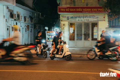 Cứ đến tối 'quái xế' lại nẹt pô ầm ĩ, quậy phá suốt đêm- Ảnh 2. Nhóm thanh niên không đội mũ bảo hiểm, chạy xe máy điện ngược chiều gây nguy hiểm cho người đi trên đường Nguyễn Văn Lượng - Ảnh: THANH HIỆP