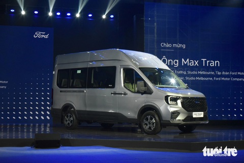 Ford Transit 2024 ra mắt Việt Nam: Giá từ 905 triệu, rộng rãi hơn, nhiều công nghệ lần đầu có- Ảnh 1. Bản tiêu chuẩn Ford Transit Trend có kích thước 5.998 x 2.068 x 2.485 (mm), cabin 16 chỗ ngồi (15 chỗ cho hành khách). Phiên bản này chỉ được trang bị màn hình trung tâm kích thước nhỏ. Bản tầm trung Ford Transit Premium (ảnh) có trần cao hơn, qua đó chiều cao tăng lên 2.775mm (các thông số khác giữ nguyên). Nhờ đó có thể bố trí thêm các ngăn chứa đồ phía trên trần và không gian sử dụng cũng thoáng đãng hơn. Phiên bản này vẫn dùng cấu hình 16 chỗ.