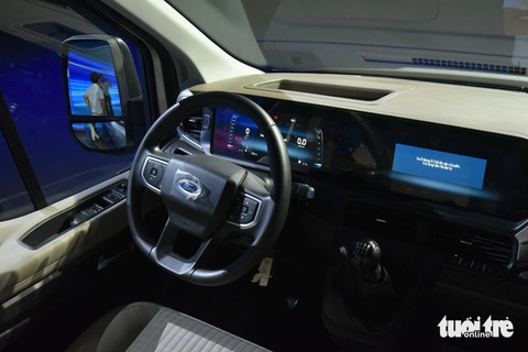 Ford Transit 2024 ra mắt Việt Nam: Giá từ 905 triệu, rộng rãi hơn, nhiều công nghệ lần đầu có- Ảnh 9. Nổi bật là bộ đôi màn hình điện tử lớn hơn 12,3 inch, màn hình trung tâm có kết nối Apple CarPlay/Android Auto không dây trên hai bản cao cấp.