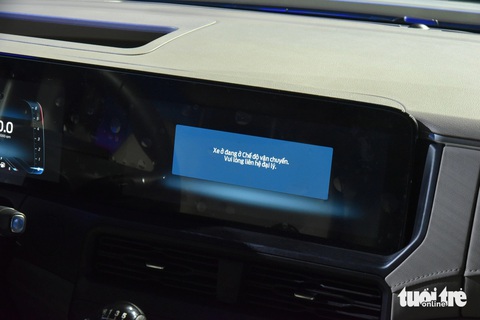 Ford Transit 2024 ra mắt Việt Nam: Giá từ 905 triệu, rộng rãi hơn, nhiều công nghệ lần đầu có- Ảnh 16. Một điểm trừ lớn với Ford Transit 2024 ở Việt Nam là thiếu nhiều trang bị so với bản Trung Quốc. Có thể kể đến các trang bị như mở cửa rảnh tay, sưởi ghế, sưởi vô-lăng, ghế lái chỉnh điện, gương chống chói tự động cùng tính năng đề nổ từ xa. Đáng tiếc nhất là không có gói hỗ trợ lái nâng cao (ADAS) cấp 2.5 cùng hệ thống ổn định thân xe của Bosch.