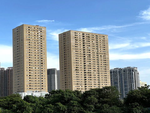 Làm nghề 15 năm vẫn không ngờ giá chung cư ngoại thành lên 60 - 70 triệu đồng/m²- Ảnh 3. Giá chung cư đang quá cao so với mặt bằng thu nhập của đa số người dân - Ảnh: NAM TRẦN
