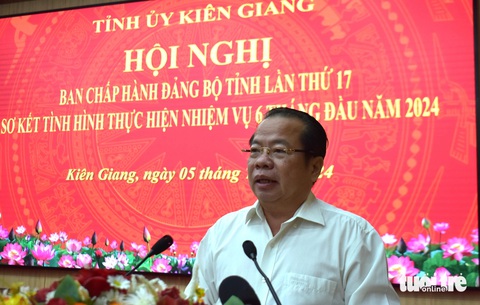 Rừng bị lấn chiếm, lãnh đạo Kiên Giang muốn 'bơm kháng thể’ cho cán bộ- Ảnh 1. Ông Mai Văn Huỳnh - phó bí thư thường trực Tỉnh ủy Kiên Giang - chỉ đạo tại hội nghị - Ảnh: BỬU ĐẤU