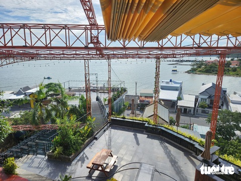 Rừng bị lấn chiếm, lãnh đạo Kiên Giang muốn 'bơm kháng thể’ cho cán bộ- Ảnh 3. Đồi Bistro nằm trên núi Hòn Chông, xã Bình An, huyện Kiên Lương được xác định xây dựng trên đất rừng đặc dụng nhưng 2 năm qua không bị xử lý - Ảnh: BỬU ĐẤU