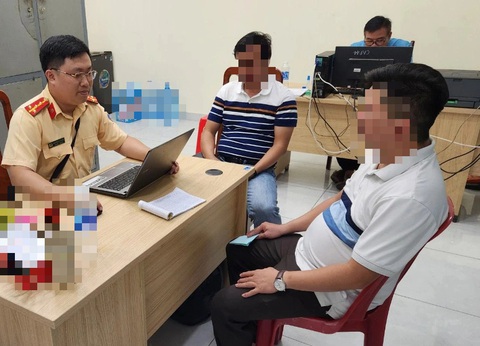 Tài xế lái ô tô 'độ' đèn gây chói mắt ở quận 4 nói 'bật nhầm'- Ảnh 2. Cảnh sát giao thông làm việc với chủ xe và lái xe - Ảnh: M.H.