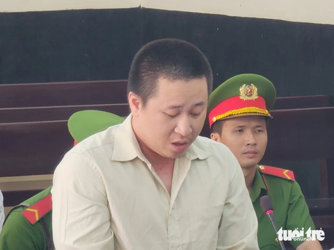 Đâm chết người vì mâu thuẫn trong lúc lái xe, lãnh 17 năm tù- Ảnh 1. Bị cáo Nguyễn Hữu Vinh tại phiên tòa sơ thẩm - Ảnh: HOÀI THƯƠNG