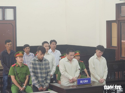 Đâm chết người vì mâu thuẫn trong lúc lái xe, lãnh 17 năm tù- Ảnh 3. Các bị cáo tại phiên tòa - Ảnh: HOÀI THƯƠNG