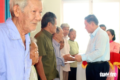 Trưởng Ban Tuyên giáo Trung ương thăm, tặng quà tại Tiền Giang- Ảnh 1. Trưởng Ban Tuyên giáo Trung ương Nguyễn Trọng Nghĩa tặng quà các gia đình chính sách tại huyện Gò Công Đông - Ảnh: H.T