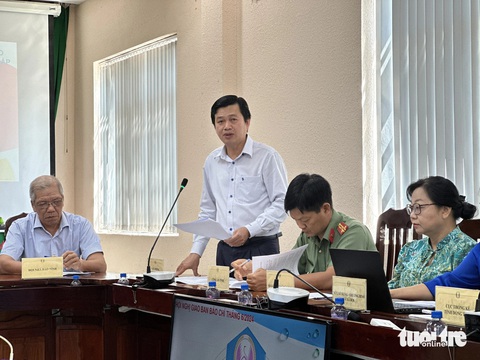 Phấn đấu cuối năm 2024 khởi công cao tốc Mỹ An - Cao Lãnh- Ảnh 1. Ông Nguyễn Công Minh - phó chánh văn phòng UBND tỉnh Đồng Tháp - thông tin những nội dung liên quan đến cát cung ứng cho các công trình giao thông trọng điểm - Ảnh: ĐẶNG TUYẾT