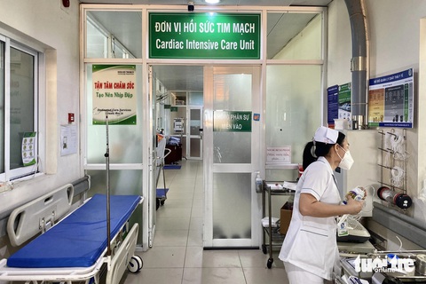 Nam thanh niên nghi bị người thân đầu độc bằng xyanua đã qua cơn nguy kịch- Ảnh 1. Khu vực bệnh nhân ngộ độc xyanua nằm điều trị, hồi sức tại Bệnh viện Lê Văn Thịnh (TP Thủ Đức, TP.HCM) - Ảnh: TIẾN QUỐC