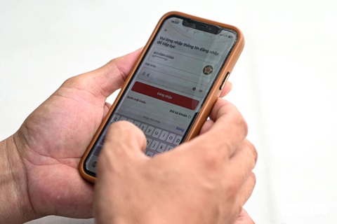 Cận cảnh quy trình tạm giữ giấy tờ của tài xế vi phạm trên VNeID- Ảnh 5. Tài xế đã tích hợp giấy tờ sẽ đăng nhập ứng dụng VNeID - Ảnh: HỒNG QUANG
