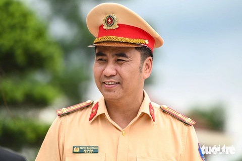 Cận cảnh quy trình tạm giữ giấy tờ của tài xế vi phạm trên VNeID- Ảnh 12. Thượng tá Nguyễn Mạnh Thắng, đội trưởng đội tuần tra kiểm soát giao thông đường bộ cao tốc số 3 (Cục Cảnh sát giao thông), cho hay việc tạm giữ giấy tờ trên môi trường điện tử giúp cho người dân tiết kiệm nhiều thời gian, chi phí, công sức. Khi hết hạn tạm giữ giấy tờ, tài xế cũng không cần lên trực tiếp tới trụ sở công an lấy mà dữ liệu sẽ tự động cập nhật - Ảnh: HỒNG QUANG