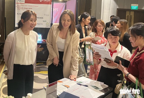 AI đang tạo ra cuộc cách mạng trong ngành mỹ phẩm- Ảnh 1. Các nhà cung cấp nguyên liệu quốc tế tham dự Beauty Show 2024. Sự phát triển của AI kéo theo xu hướng cá nhân hóa trong ngành chăm sóc sắc đẹp - Ảnh: N.BÌNH