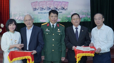 Ông Trần Văn Sơn (thứ hai từ trái qua) và nhà báo Đặng Vương Hưng (giữa) trong buổi trao kỷ vật chiến tranh mới đây - Ảnh: NVCC Ông Trần Văn Sơn (thứ hai từ trái qua) và nhà báo Đặng Vương Hưng (giữa) trong buổi trao kỷ vật chiến tranh mới đây - Ảnh: NVCC