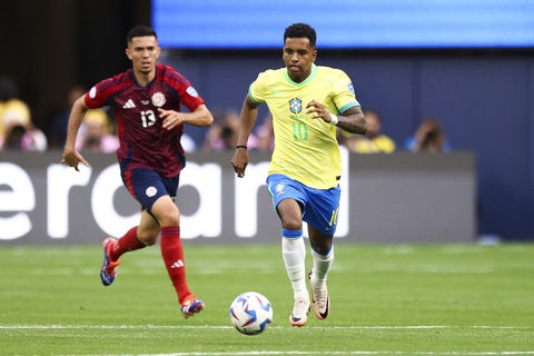 Tuyển Brazil (phải) đang gặp khó tại Copa America 2024 - Ảnh: Reuters Tuyển Brazil (phải) đang gặp khó tại Copa America 2024 - Ảnh: Reuters