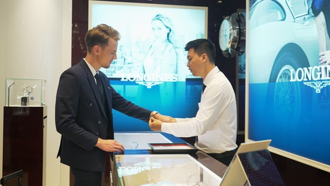 Du lịch hè, khách mua sắm sân bay nhận ưu đãi hấp dẫn- Ảnh 1. Mua sắm đồng hồ hiệu tại hệ thống bán lẻ SASCO Shop và SASCO Duty Free - Ảnh: T.G
