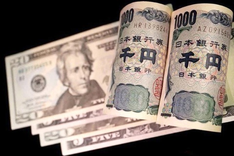 Hình minh họa tờ 1.000 yen xếp cạnh tờ 20 USD - Ảnh: Reuters Hình minh họa tờ 1.000 yen xếp cạnh tờ 20 USD - Ảnh: Reuters