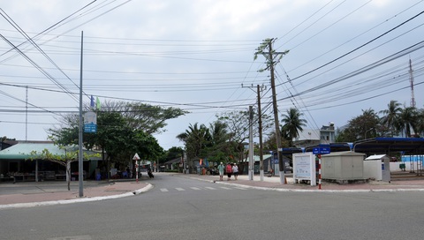 Quý 4-2025 sẽ có điện cho Côn Đảo từ đất liền bằng cáp ngầm- Ảnh 1. Hệ thống đường dây, cột điện ở trung tâm Côn Đảo - Ảnh: ĐÔNG HÀ