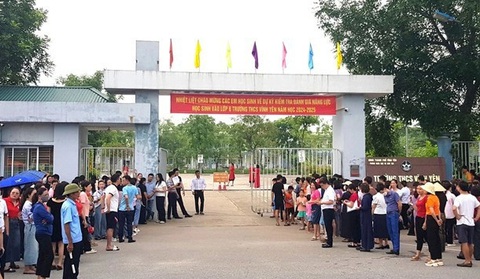 Trưởng phòng giáo dục gửi thư xin lỗi học sinh vì sơ suất trong đáp án môn toán thi lớp 6- Ảnh 1. Phụ huynh chờ con thi vào lớp 6 của Trường THCS Vĩnh Yên hồi tháng 6 - Ảnh: Sở Giáo dục và Đào tạo tỉnh Vĩnh Phúc