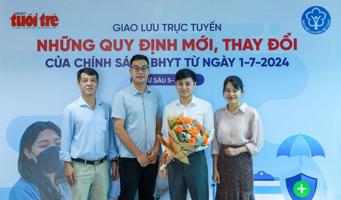 Mức đóng và mức chi trả bảo hiểm y tế tăng bao nhiêu sau 1-7?- Ảnh 2. Ông Nguyễn Thành Đạt - trưởng phòng chế độ bảo hiểm y tế (Ban thực hiện chính sách bảo hiểm y tế, Bảo hiểm xã hội Việt Nam, thứ hai từ phải sang) tại chương trình - Ảnh: DANH KHANG