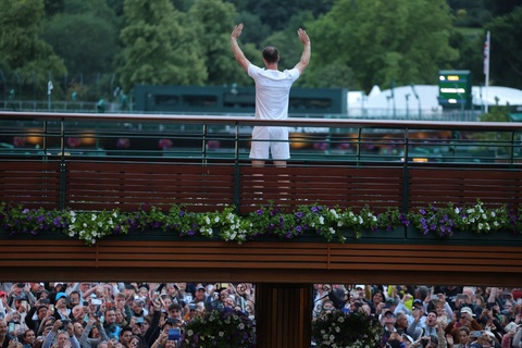 Murray rớt nước mắt, cảm ơn Wimbledon vì lễ chia tay xúc động- Ảnh 1. Andy Murray với màn chia tay đầy cảm xúc trước khán giả Wimbledon - Ảnh: Getty
